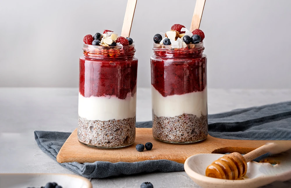 Letnji desert sa čija pudingom, tofu kremom i malinama